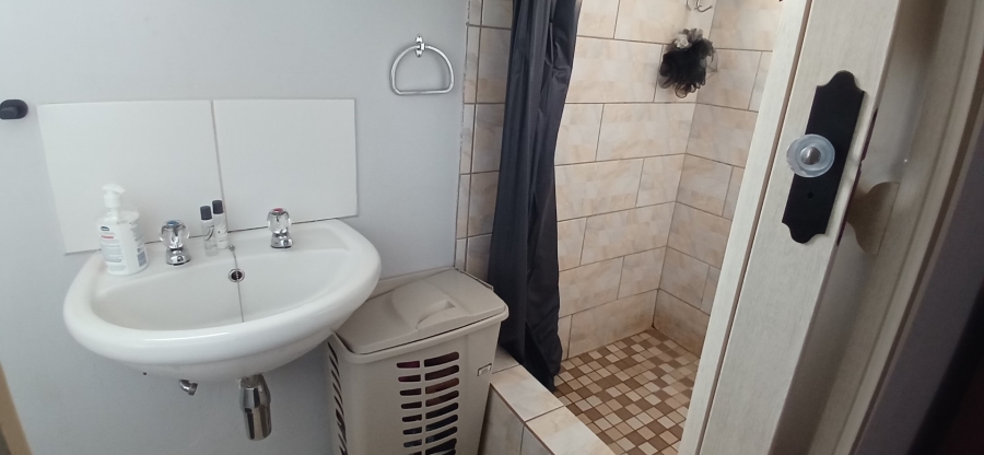 To Let 4 Bedroom Property for Rent in Jordania Free State